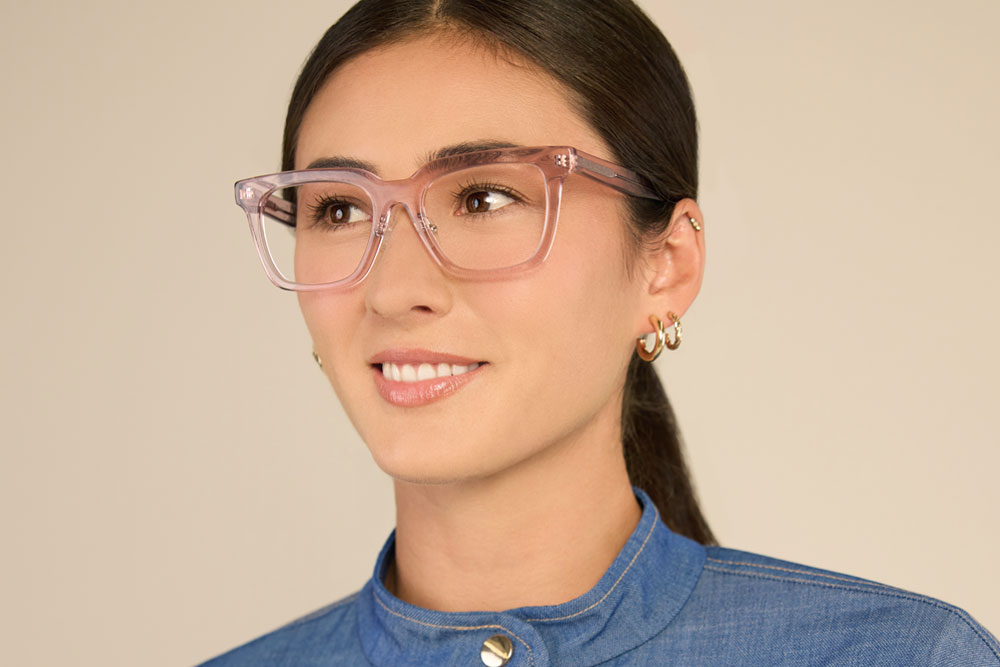 Model wearing Serge 2 frame made of acetate material.