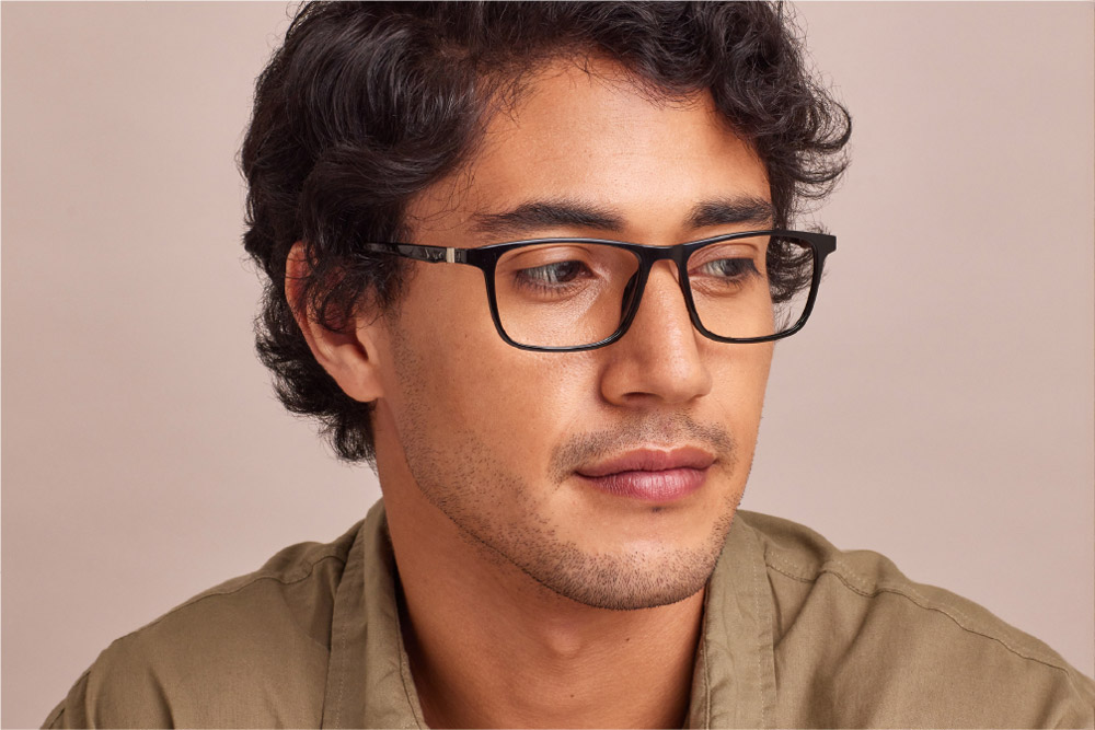 Allan eyeglasses frame worn by model.