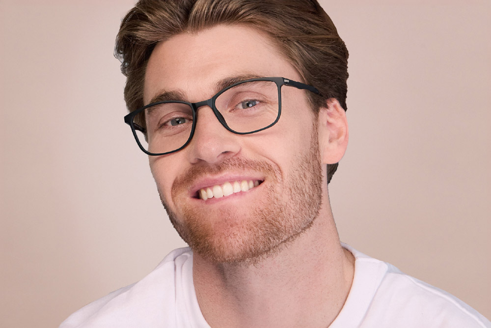 Leigh eyeglasses frame worn by model.